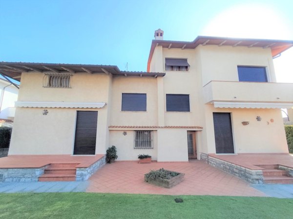 casa indipendente in vendita a Pietrasanta in zona Tonfano