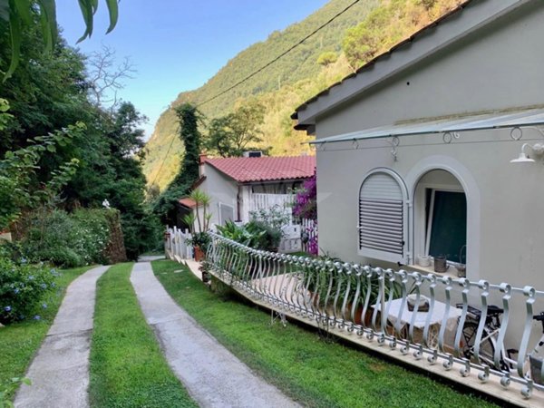 casa indipendente in vendita a Pietrasanta in zona Valdicastello