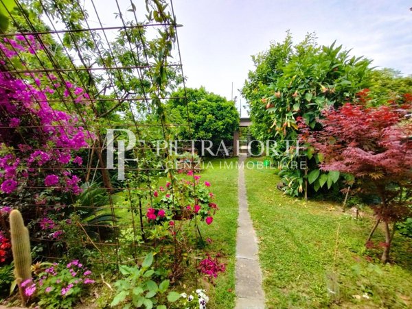casa indipendente in vendita a Pietrasanta