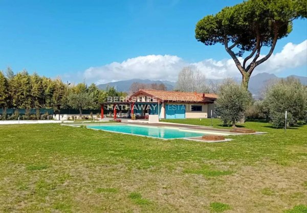 casa indipendente in vendita a Pietrasanta in zona Crociale