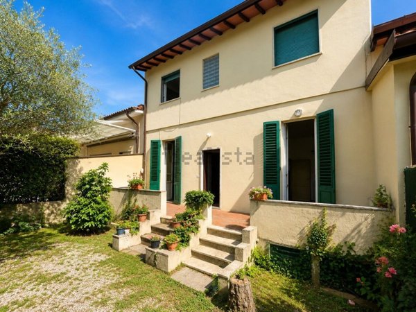 casa indipendente in vendita a Pietrasanta in zona Motrone