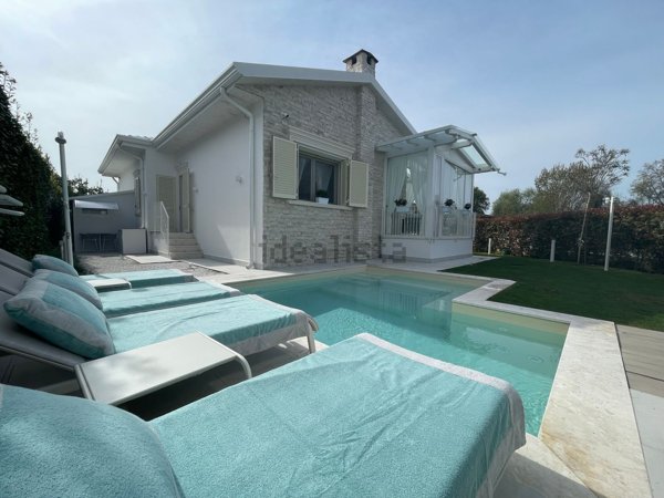 casa indipendente in vendita a Pietrasanta in zona Tonfano
