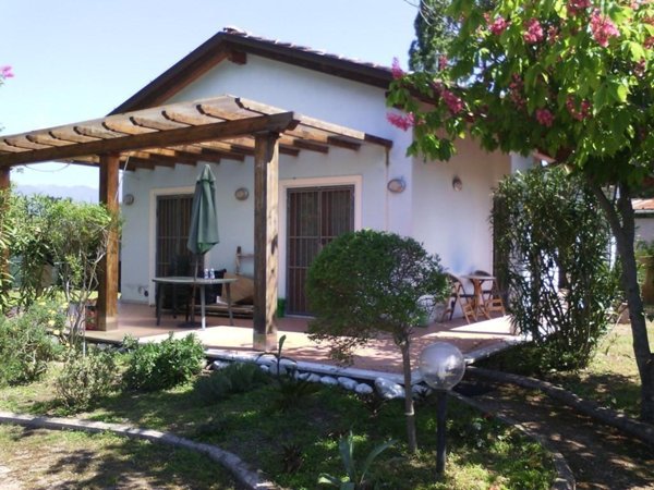 casa indipendente in vendita a Pietrasanta in zona Tonfano