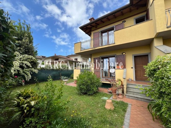 casa indipendente in vendita a Pietrasanta in zona Tonfano