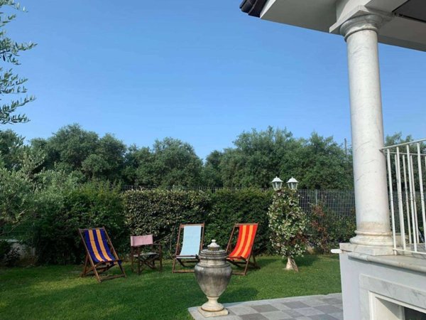 casa indipendente in vendita a Pietrasanta in zona Crociale
