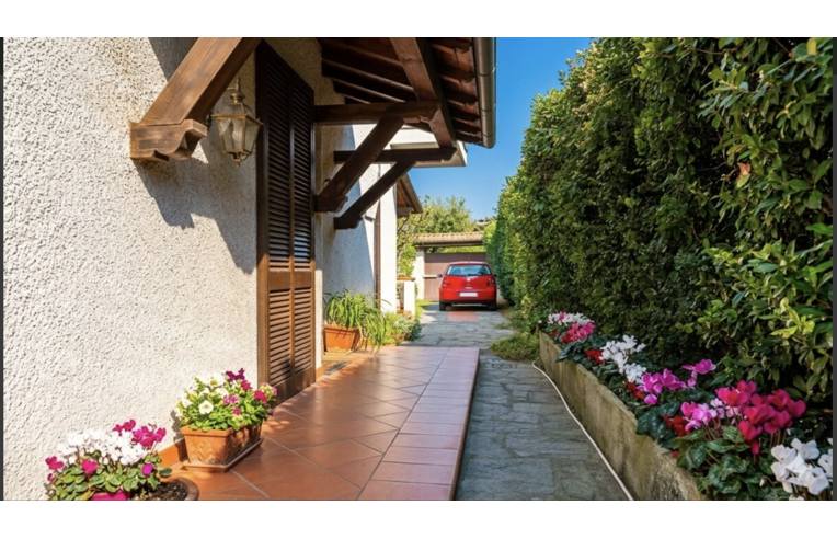 casa indipendente in vendita a Pietrasanta in zona Tonfano