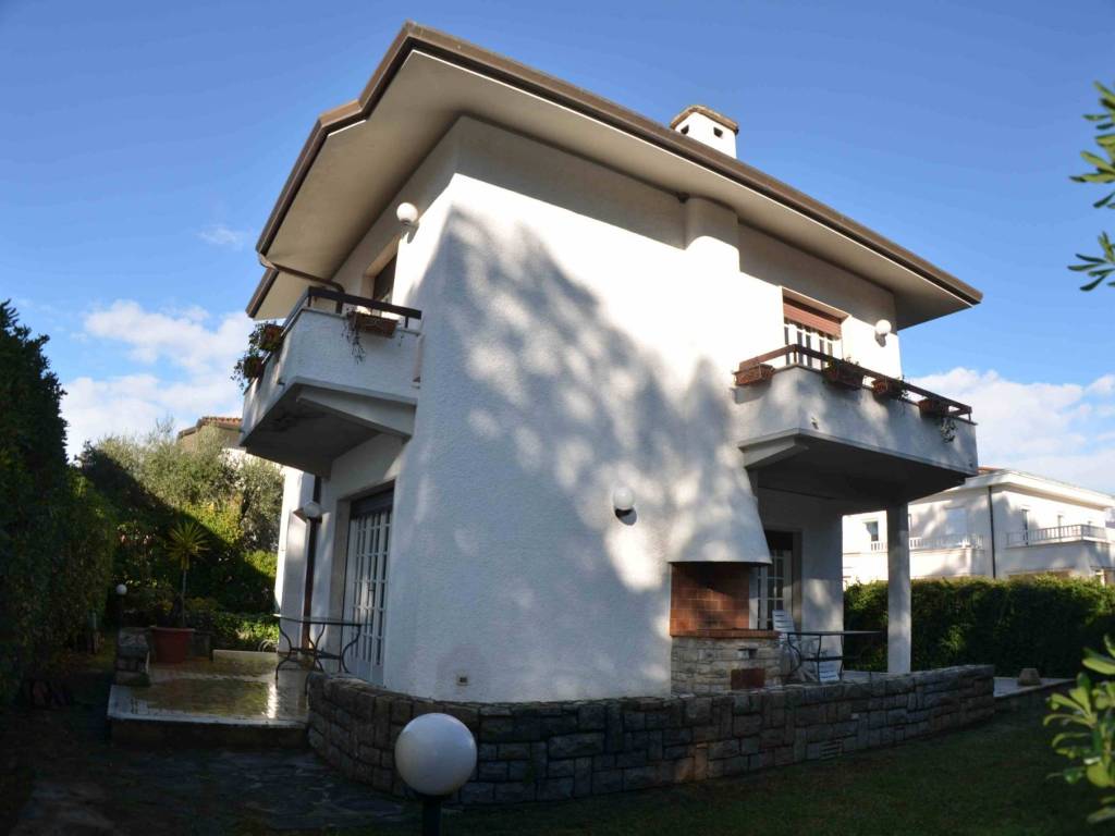 casa indipendente in vendita a Pietrasanta in zona Fiumetto
