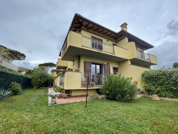 casa indipendente in vendita a Pietrasanta in zona Vignone
