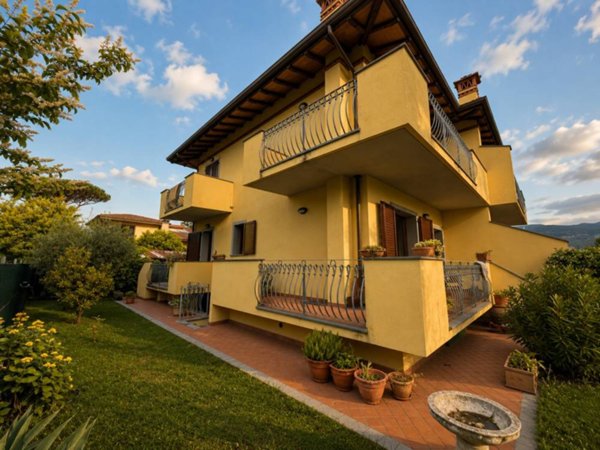 casa indipendente in vendita a Pietrasanta in zona Vignone