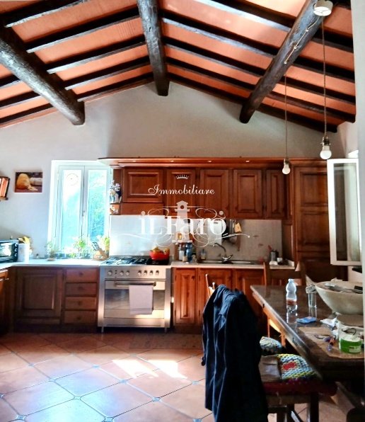 casa indipendente in vendita a Pietrasanta in zona Strettoia