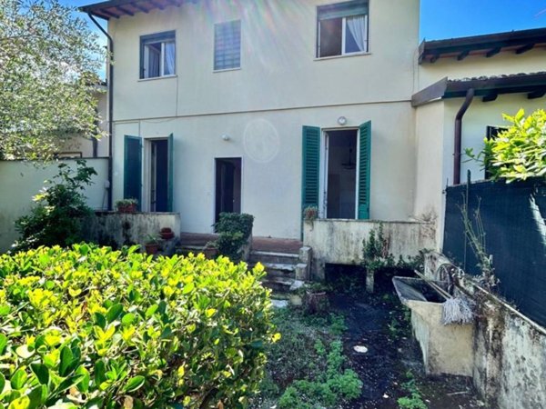 casa indipendente in vendita a Pietrasanta in zona Tonfano
