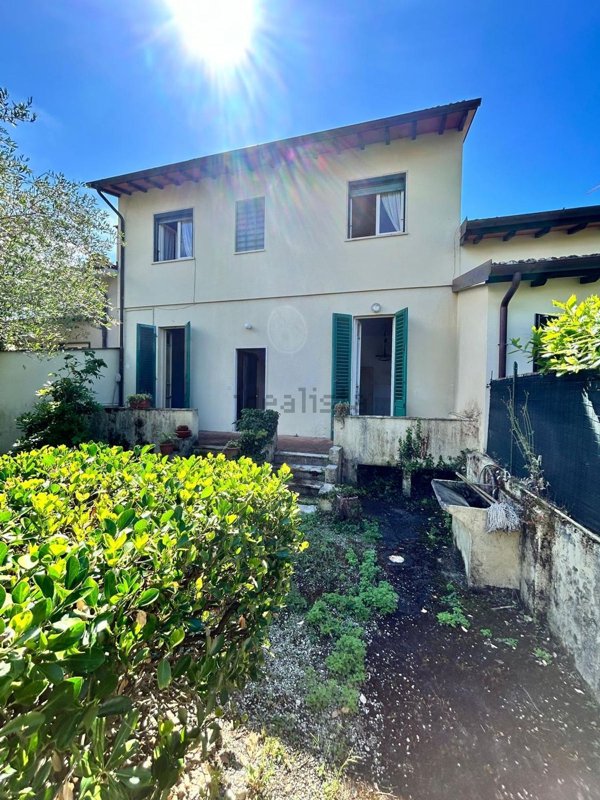 casa indipendente in vendita a Pietrasanta in zona Motrone