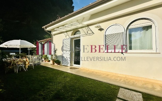 casa indipendente in vendita a Pietrasanta in zona Valdicastello