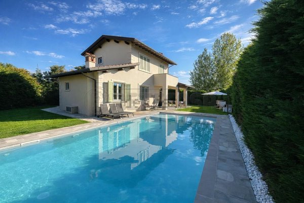 casa indipendente in vendita a Pietrasanta in zona Fiumetto