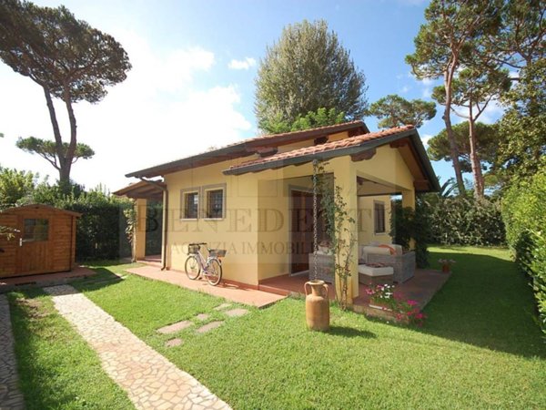 casa indipendente in vendita a Pietrasanta in zona Vignone