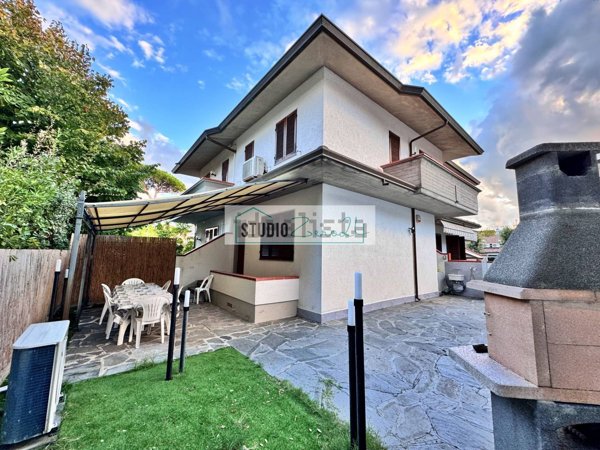 casa indipendente in vendita a Pietrasanta in zona Fiumetto