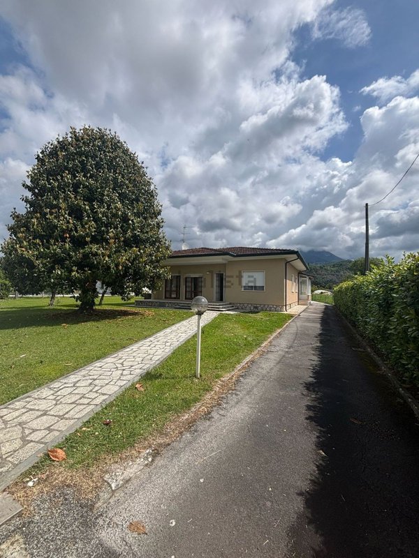 casa indipendente in vendita a Pietrasanta in zona Traversagna