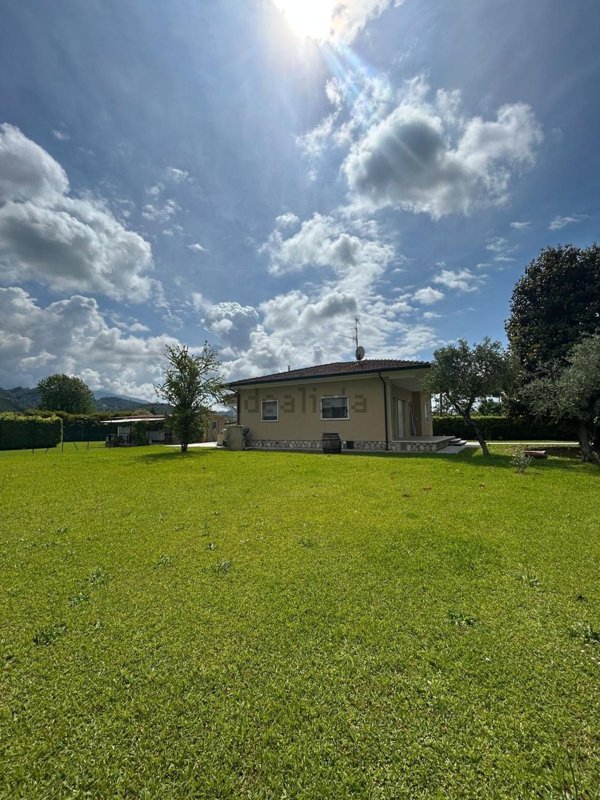 casa indipendente in vendita a Pietrasanta in zona Traversagna