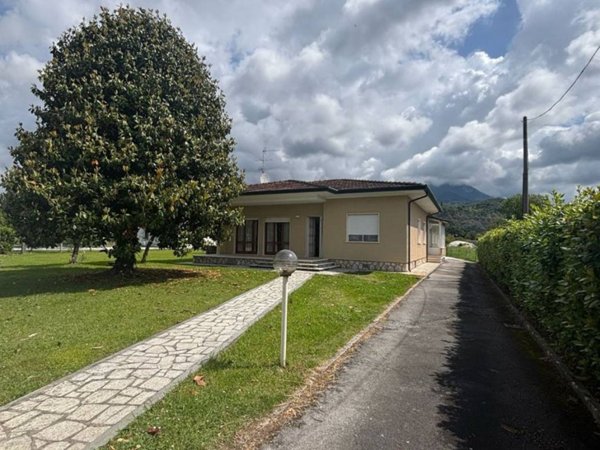 casa indipendente in vendita a Pietrasanta in zona Traversagna