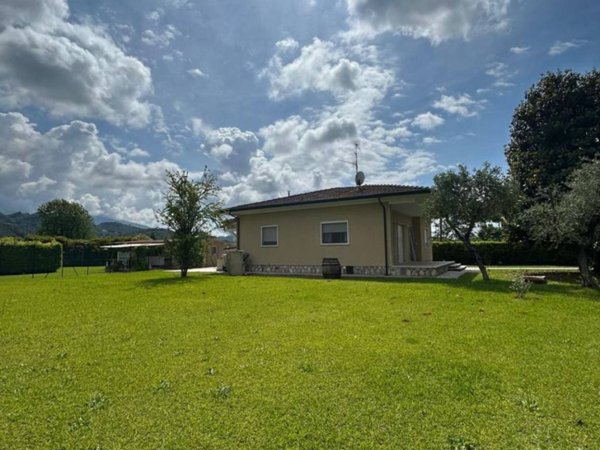 casa indipendente in vendita a Pietrasanta in zona Traversagna