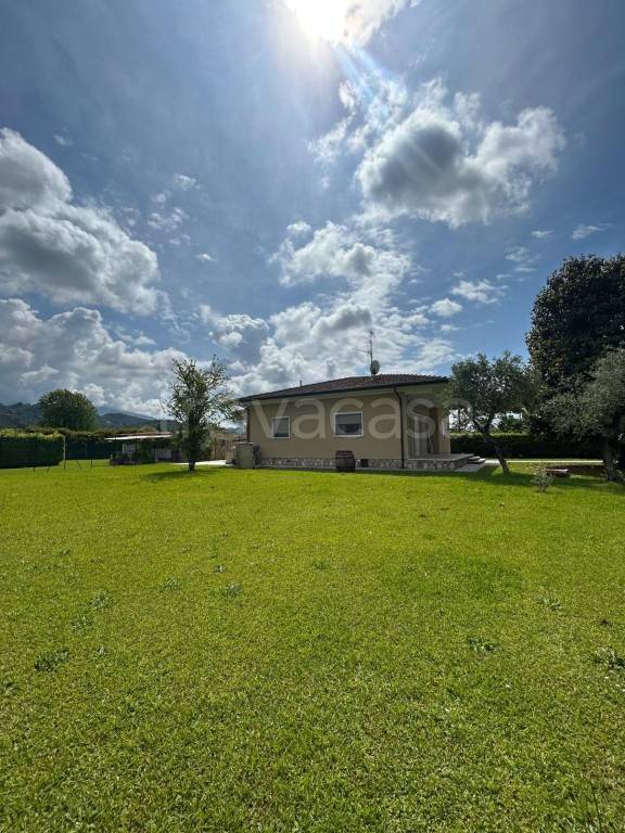 casa indipendente in vendita a Pietrasanta in zona Traversagna