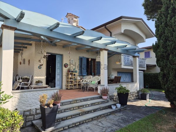 casa indipendente in vendita a Pietrasanta in zona Tonfano