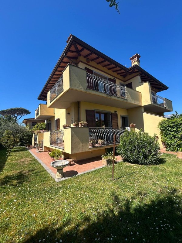 casa indipendente in vendita a Pietrasanta in zona Fiumetto