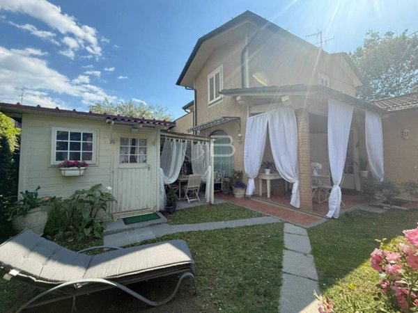 casa indipendente in vendita a Pietrasanta in zona Strettoia