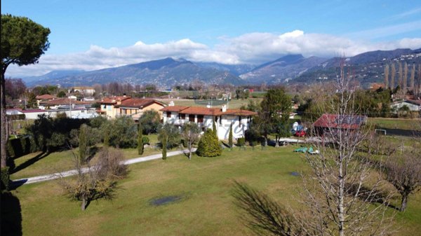 casa indipendente in vendita a Pietrasanta in zona Tonfano