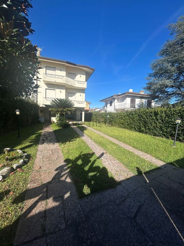 casa indipendente in vendita a Pietrasanta in zona Tonfano