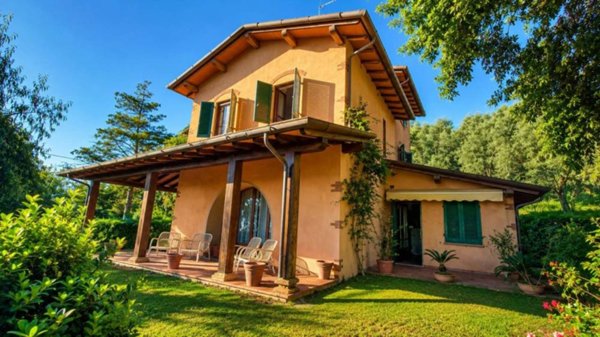casa indipendente in vendita a Pietrasanta in zona Capezzano Monte