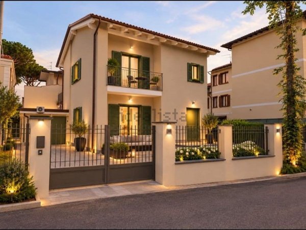 casa indipendente in vendita a Pietrasanta in zona Tonfano