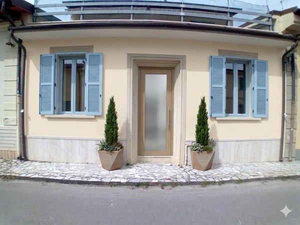 casa indipendente in vendita a Pietrasanta in zona Vignone