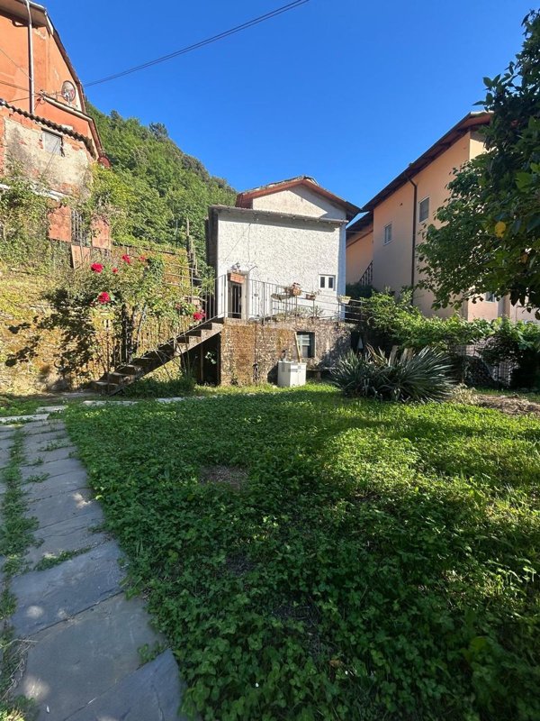 casa indipendente in vendita a Pietrasanta in zona Valdicastello