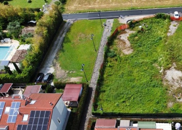 terreno edificabile in vendita a Pietrasanta in zona Africa