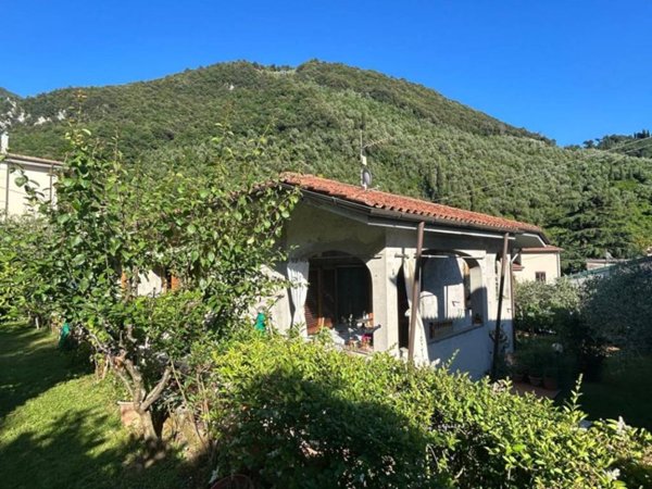 casa indipendente in vendita a Pietrasanta in zona Valdicastello