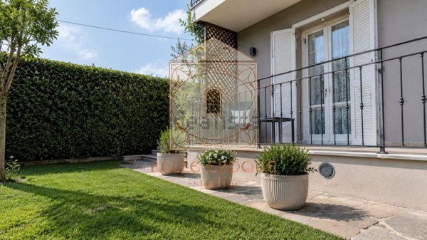 casa indipendente in vendita a Pietrasanta in zona Tonfano