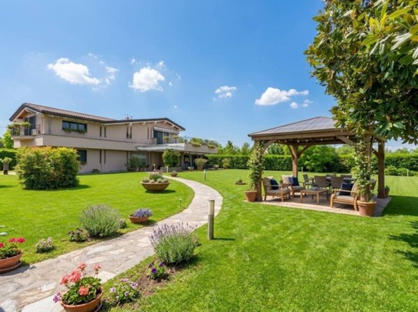 casa indipendente in vendita a Pietrasanta in zona Traversagna