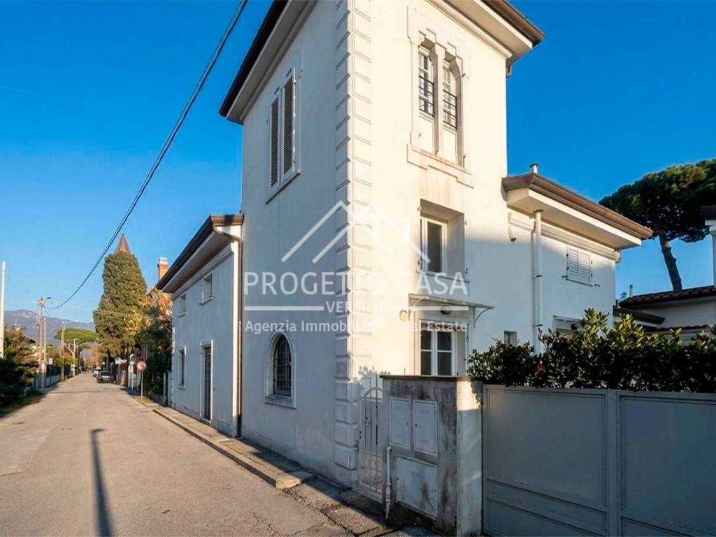 casa indipendente in vendita a Pietrasanta in zona Tonfano