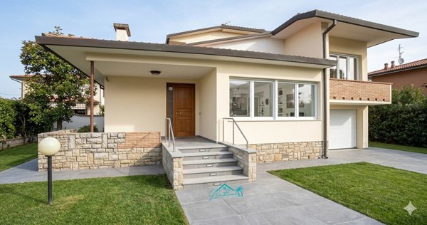 casa indipendente in vendita a Pietrasanta in zona Marina di Pietrasanta