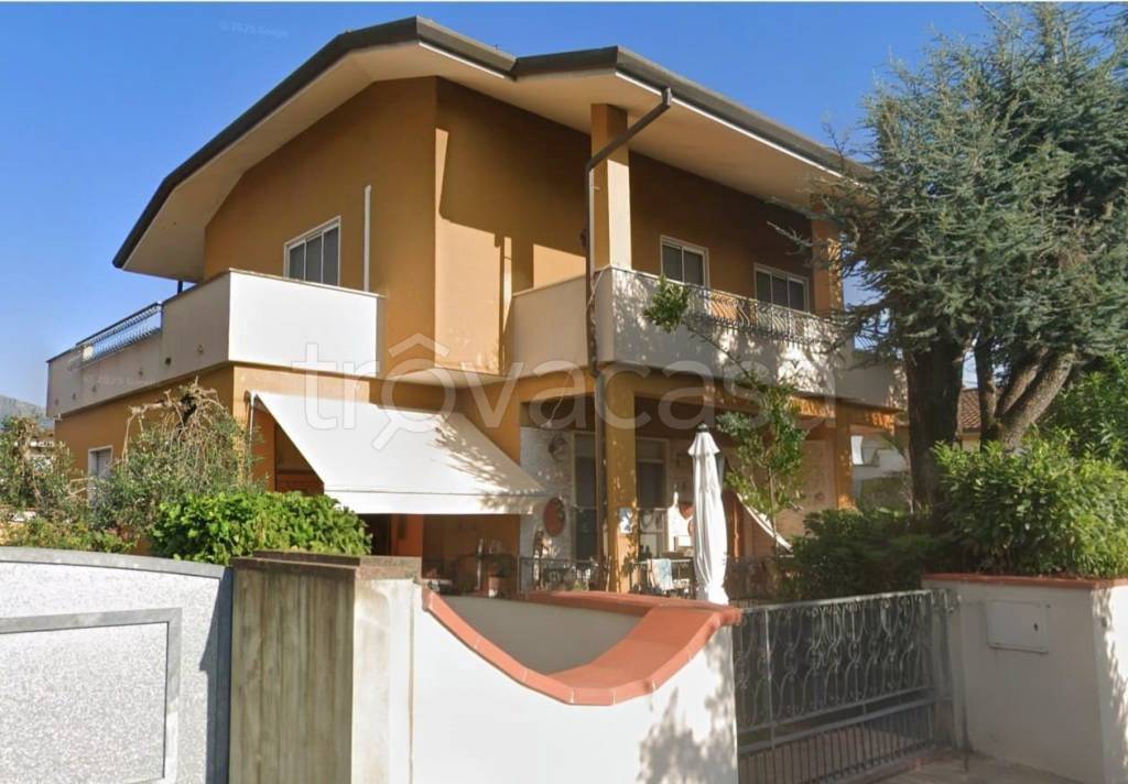 casa indipendente in vendita a Pietrasanta in zona Traversagna
