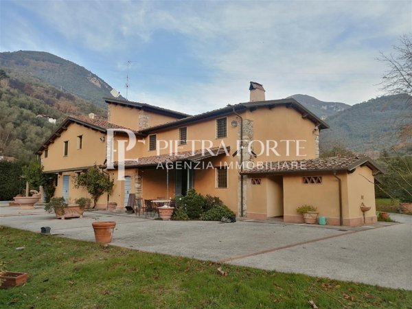 casa indipendente in vendita a Pietrasanta in zona Valdicastello
