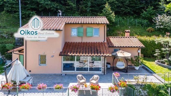 casa indipendente in vendita a Pietrasanta in zona Capriglia