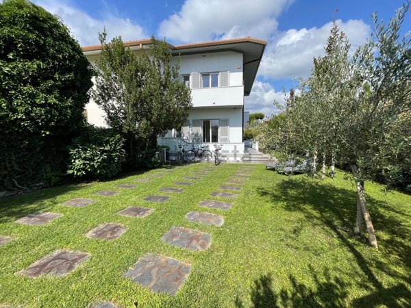 casa indipendente in vendita a Pietrasanta in zona Tonfano