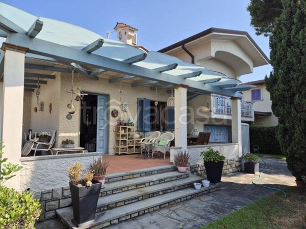 casa indipendente in vendita a Pietrasanta in zona Tonfano