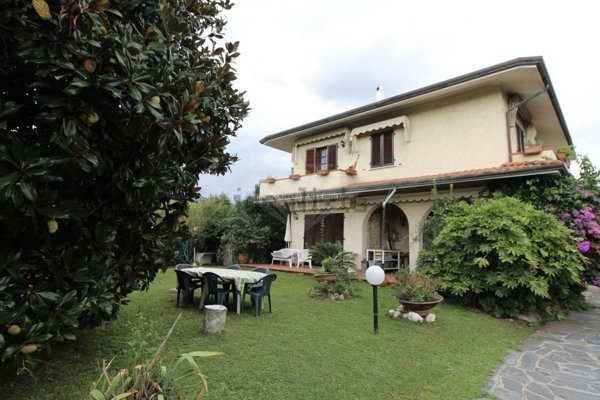 casa indipendente in vendita a Pietrasanta in zona Africa