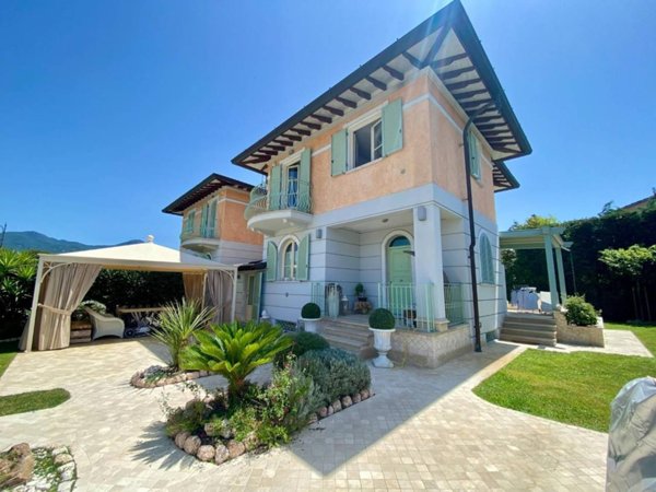 casa indipendente in vendita a Pietrasanta in zona Tonfano