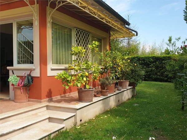 casa indipendente in vendita a Pietrasanta in zona Fiumetto