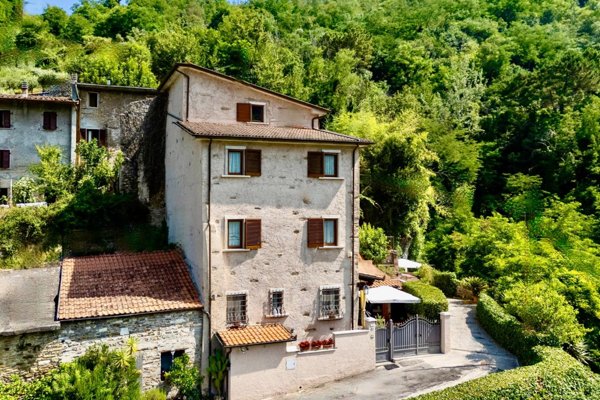 casa indipendente in vendita a Pietrasanta in zona Solaio