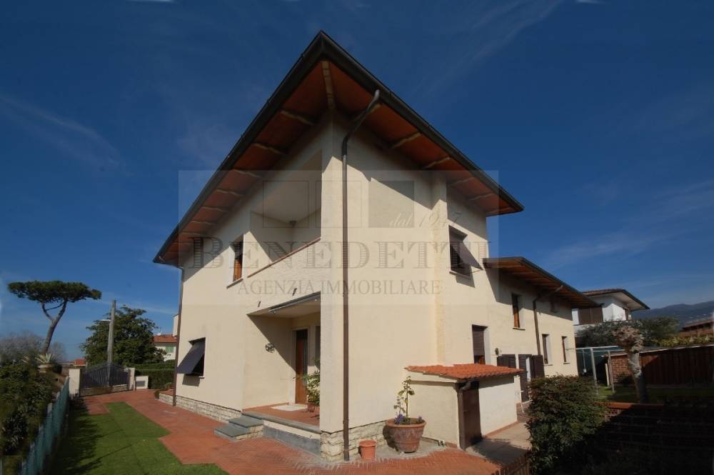 casa indipendente in vendita a Pietrasanta in zona Vignone